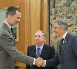 Su Majestad recibe el saludo de Carmelo Sanz de Barros, presidente Real Automóvil Club de España (RACE)